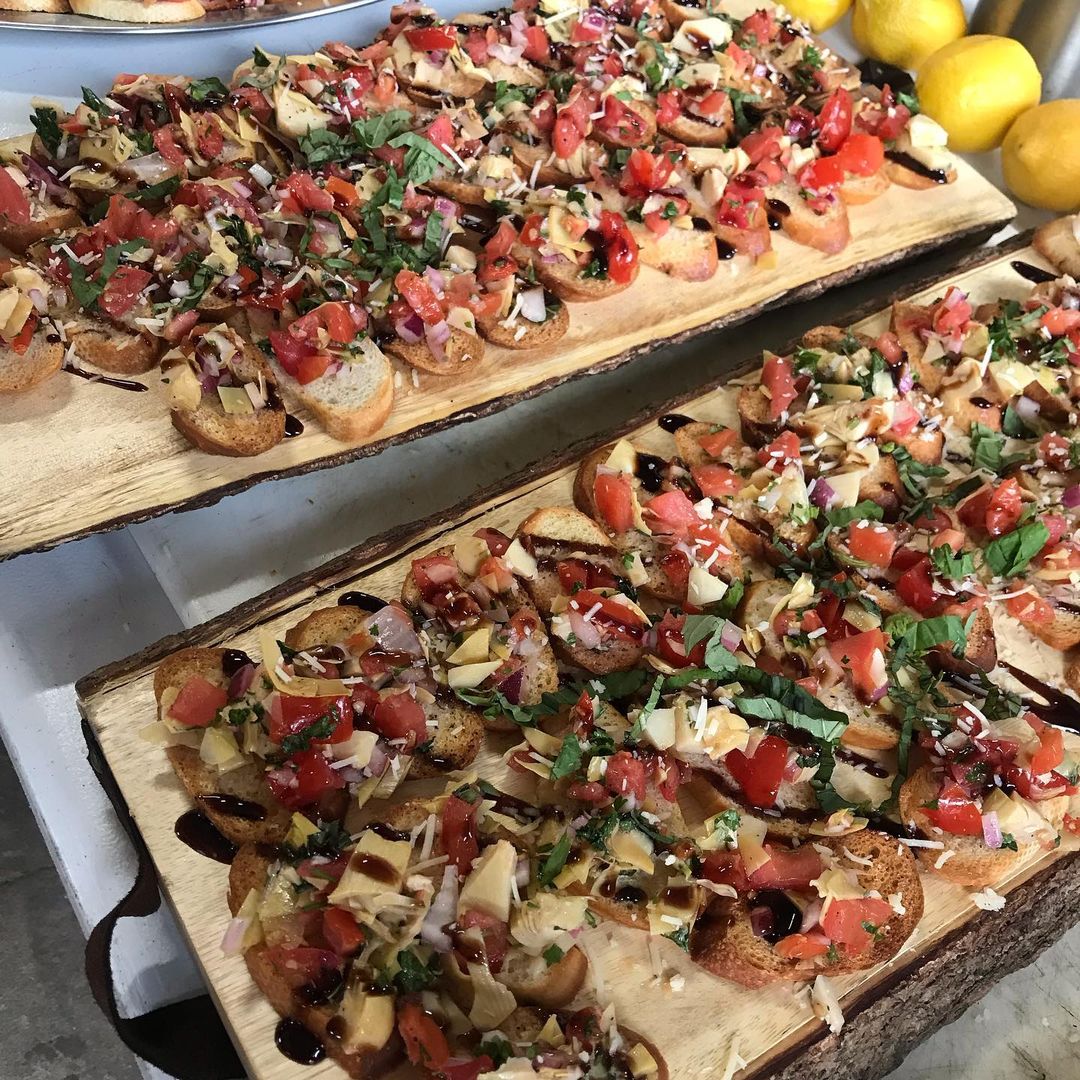 Mâm cỗ tiệc cưới với lẩu Thai và gà hấp cho bàn tiệc gia đình