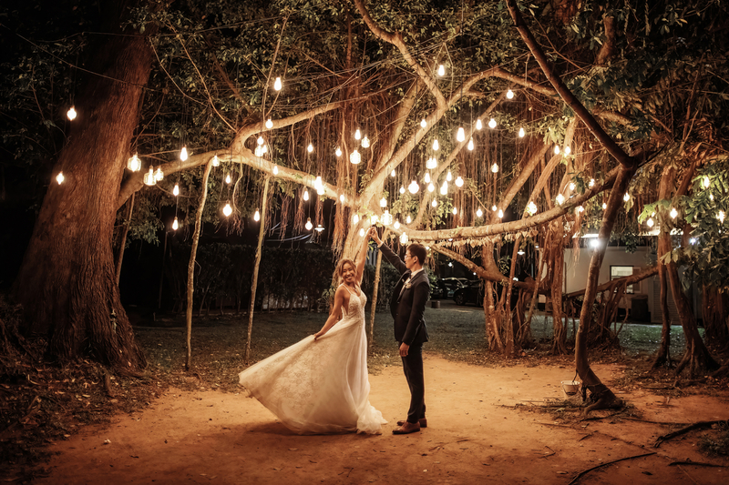 Sảnh Vow Aurora Hidden Haven với không gian ngoài trời ven sông lãng mạn lúc hoàng hôn