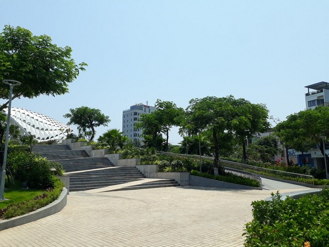 Công viên APEC Đà Nẵng về đêm với cầu Rồng và cầu sông Hàn phản chiếu dưới nước