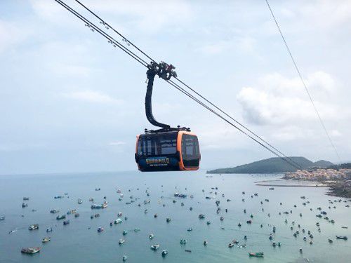 Aquatopia Water Park nhìn từ xa với cáp treo Hòn Thơm vượt biển dẫn vào công viên