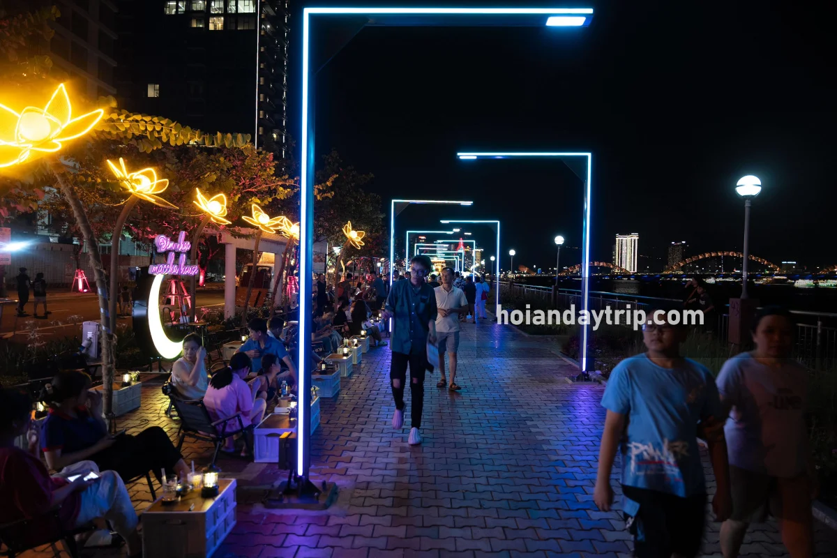Phố đi bộ Bạch Đằng Đà Nẵng về đêm rực rỡ ánh đèn bên sông Hàn