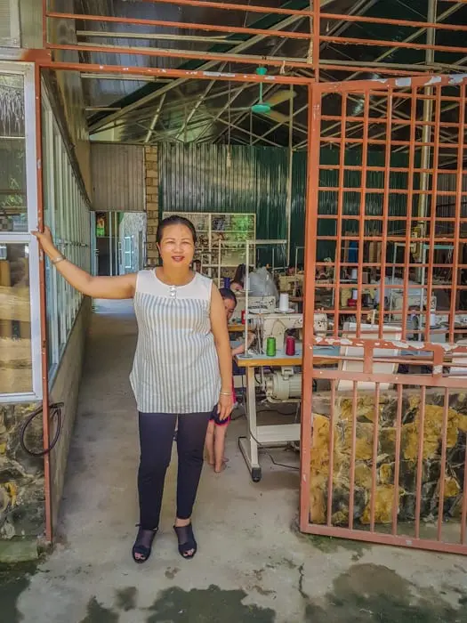 Du khách trải nghiệm làm nông nghiệp cùng người dân tộc Thái tại bản Lác, Mai Châu