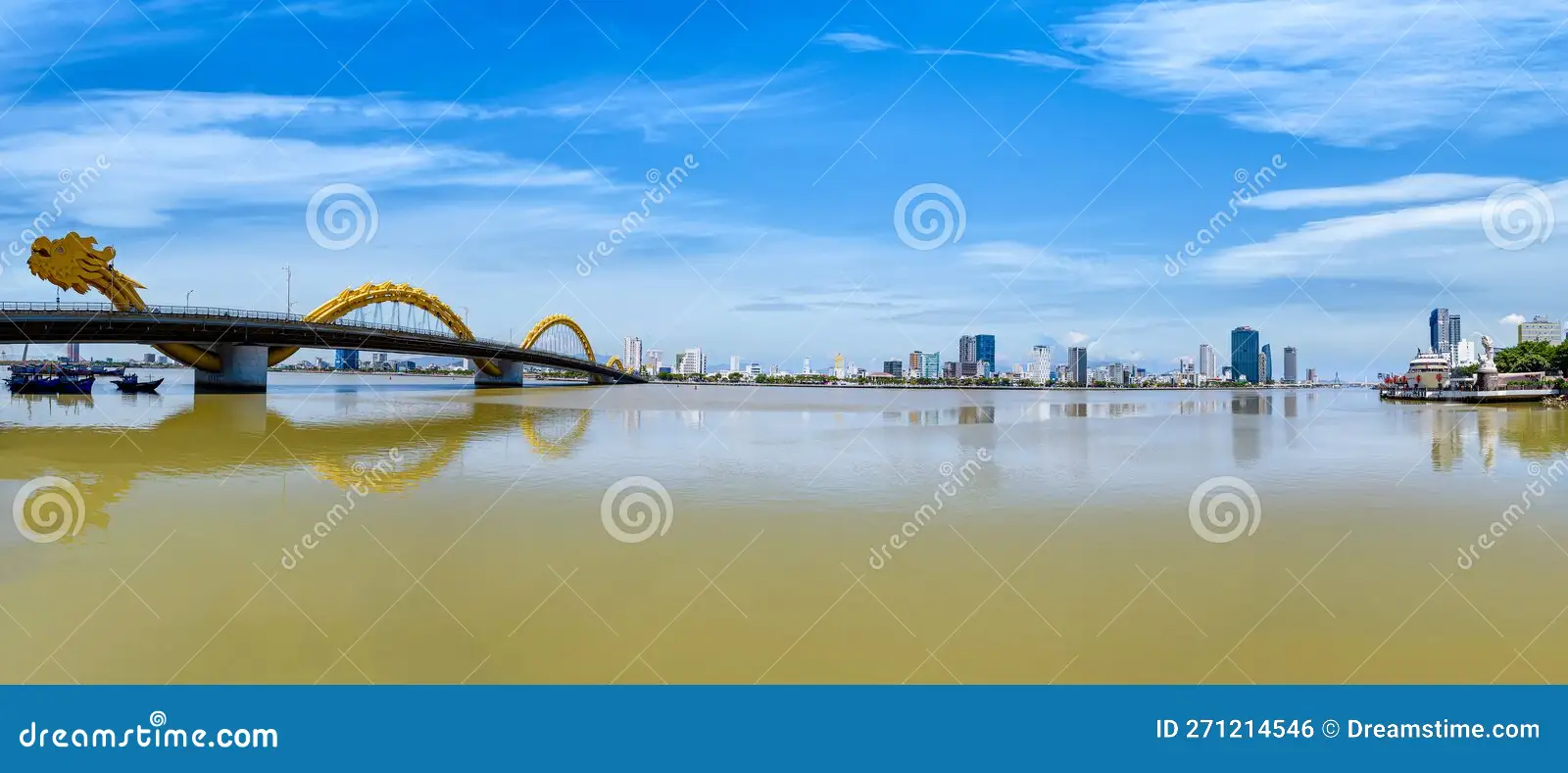 Toàn cảnh thành phố Đà Nẵng nhìn từ trên cao với sông Hàn và các cây cầu nổi bật