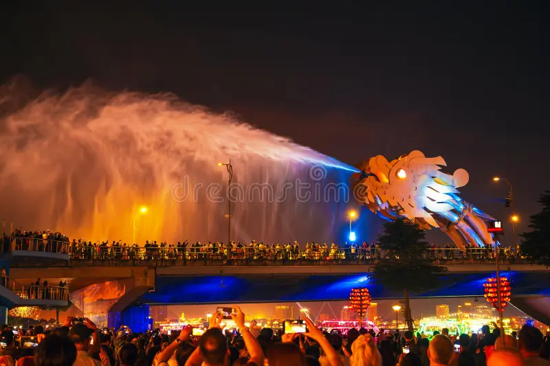 Cầu Rồng Đà Nẵng phun lửa về đêm trên sông Hàn rực rỡ