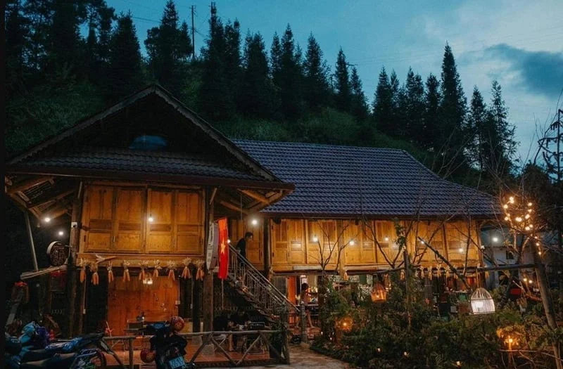 Du khách trải nghiệm homestay cộng đồng tại bản làng người Mông Hà Giang