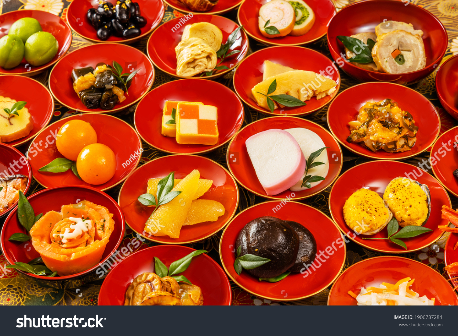 Các món ăn đặc trưng ẩm thực Nhật Bản trên bàn: sushi, ramen, tempura, takoyaki