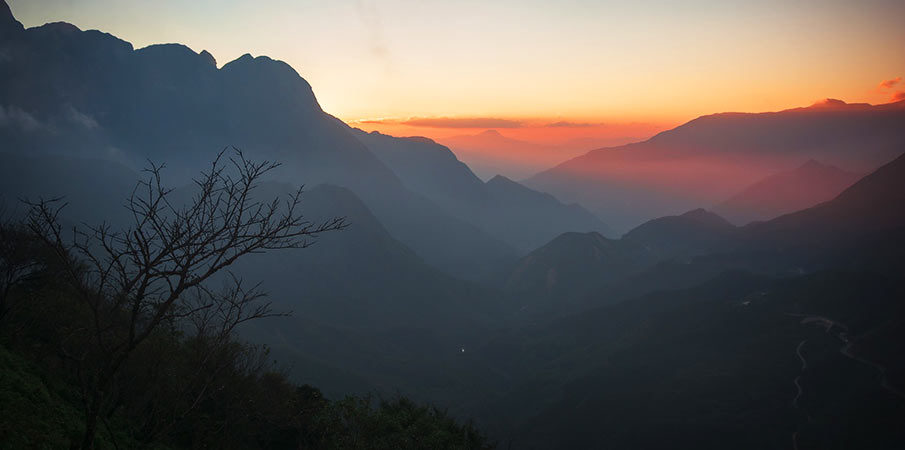 Đèo Ô Quy Hồ với biển mây trắng bao phủ thung lũng nhìn từ Cổng Trời Trạm Tôn