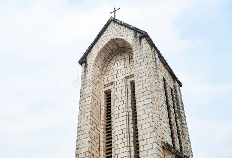 Nhà thờ đá Sapa cổ kính phong cách Gothic trong sương mù buổi sáng