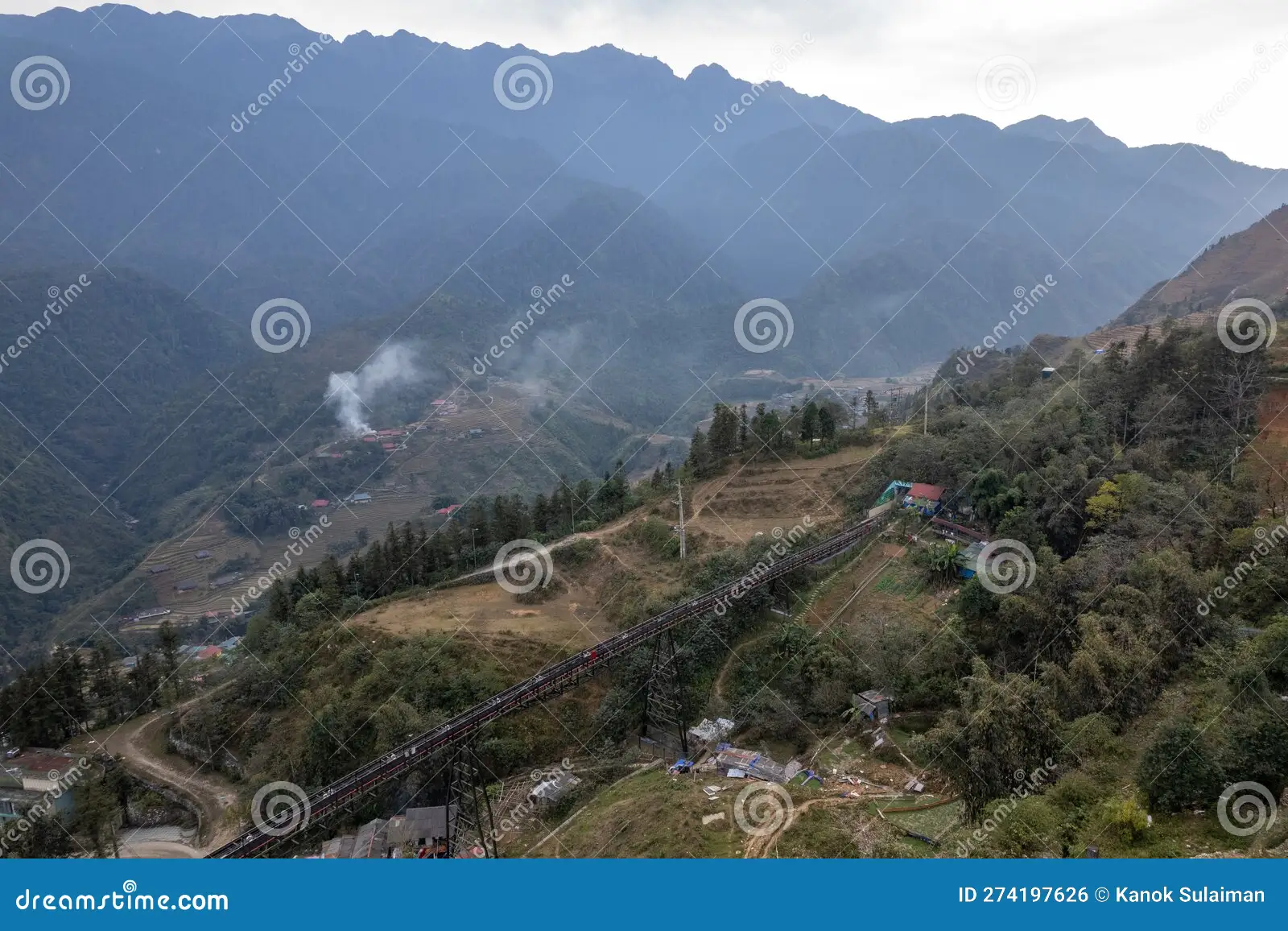 Toàn cảnh thị trấn Sapa bao phủ trong sương mù nhìn từ trên cao