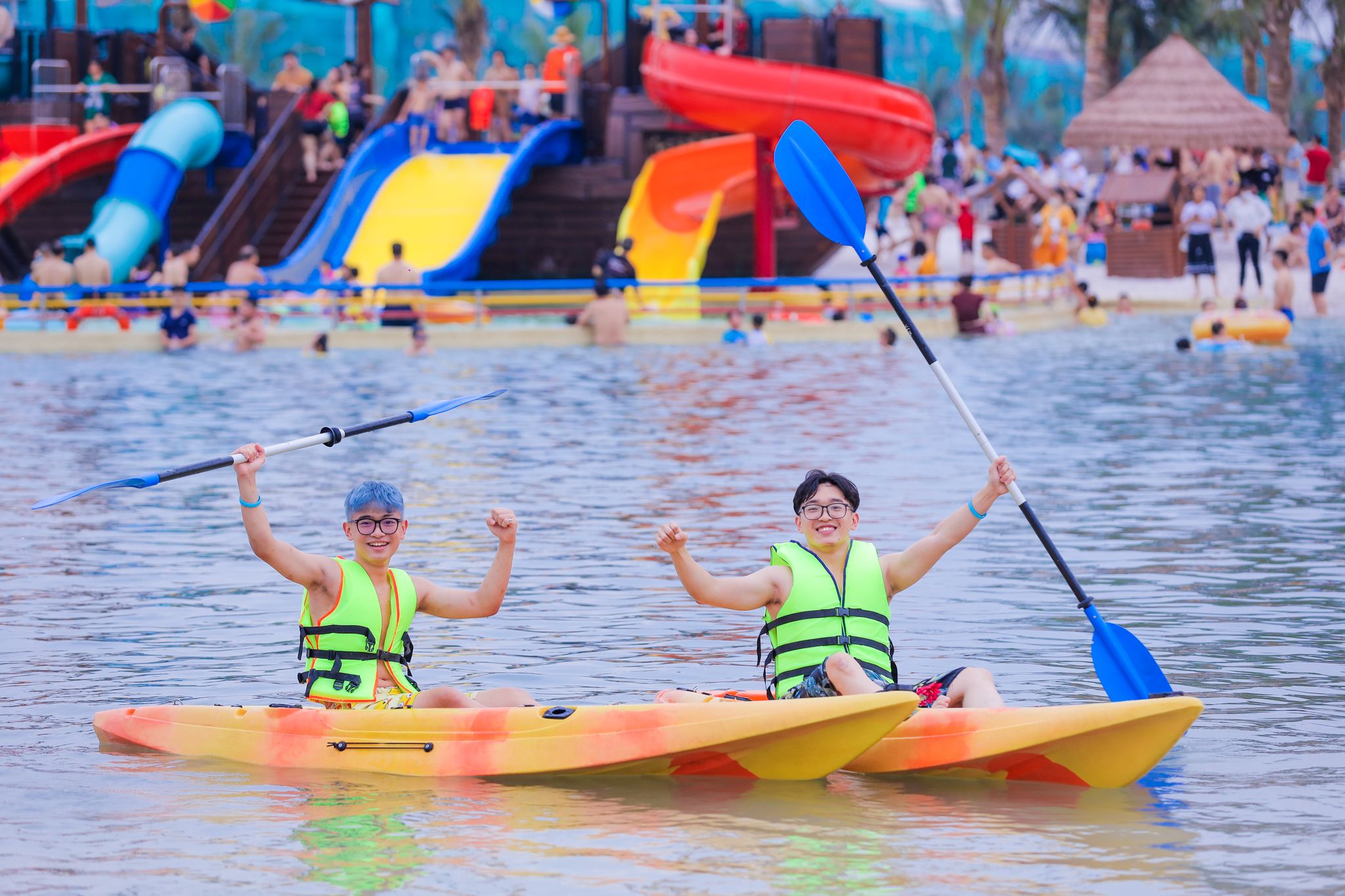 VinWonders Water Park với khu trượt nước đa tầng và hồ sóng nhân tạo